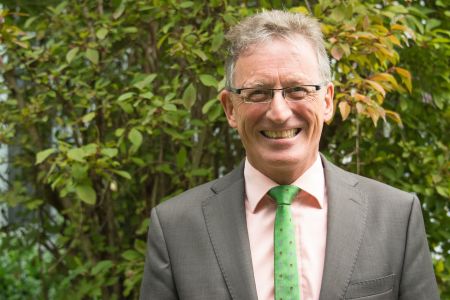 Person vor grünem Hintergrund